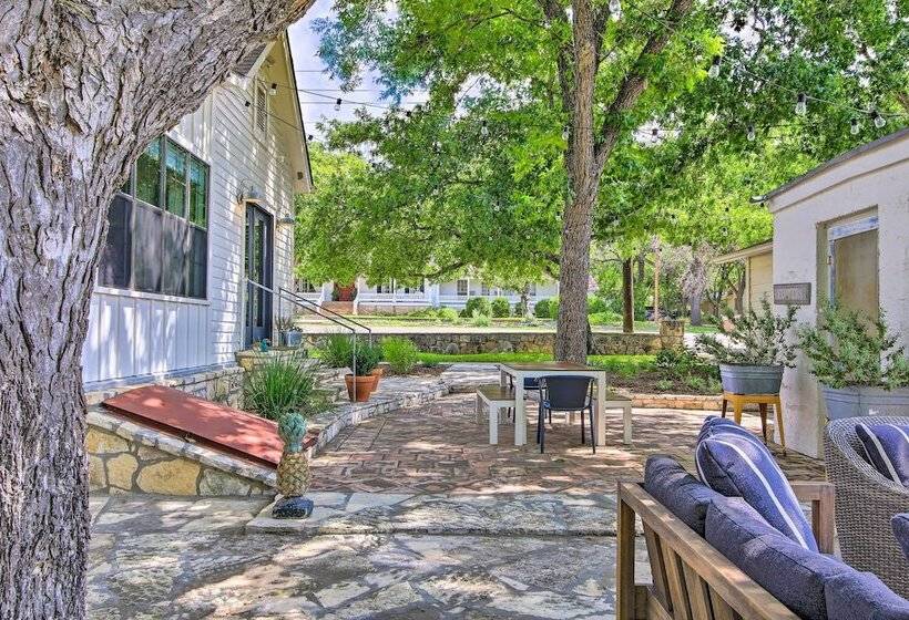 Beautiful Hill Country Cottage   Walk To Downtown!