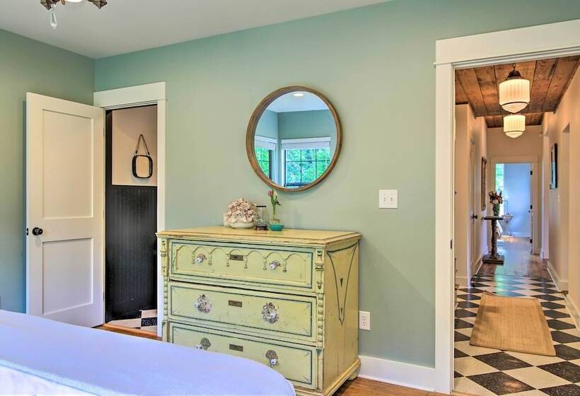 Beautiful Hill Country Cottage   Walk To Downtown!