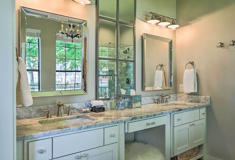 Beautiful Hill Country Cottage   Walk To Downtown!