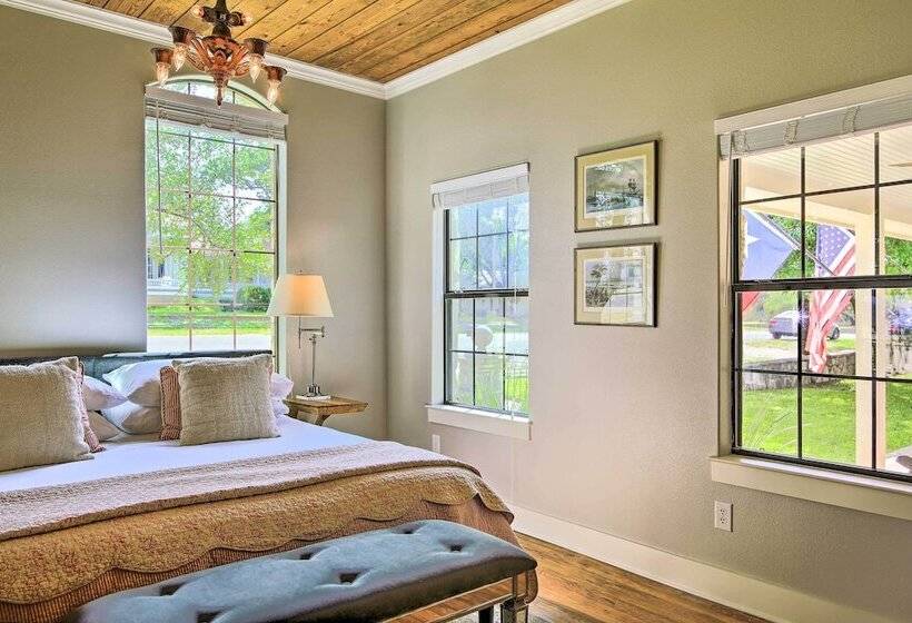 Beautiful Hill Country Cottage   Walk To Downtown!
