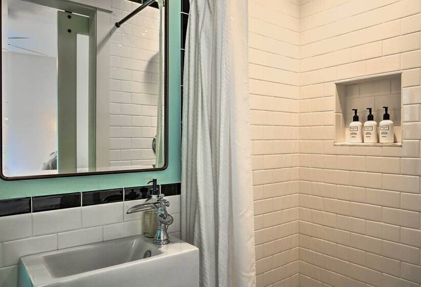 Beautiful Hill Country Cottage   Walk To Downtown!