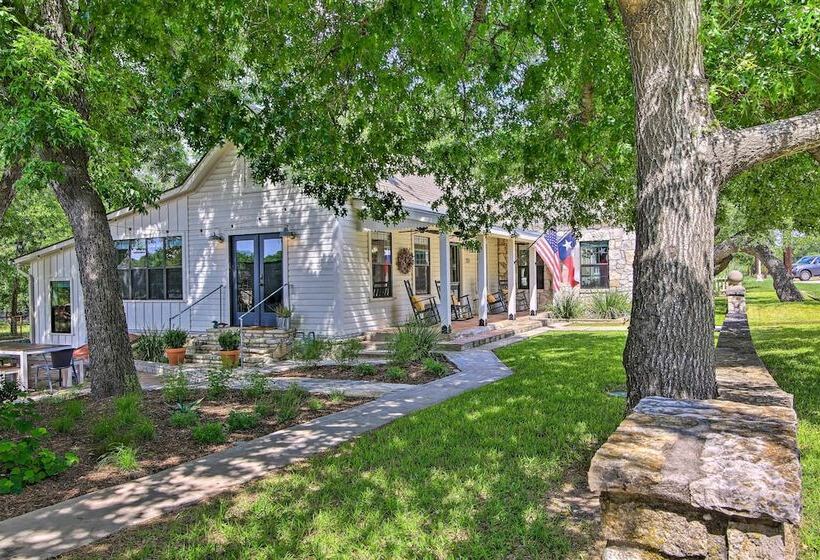 Beautiful Hill Country Cottage   Walk To Downtown!