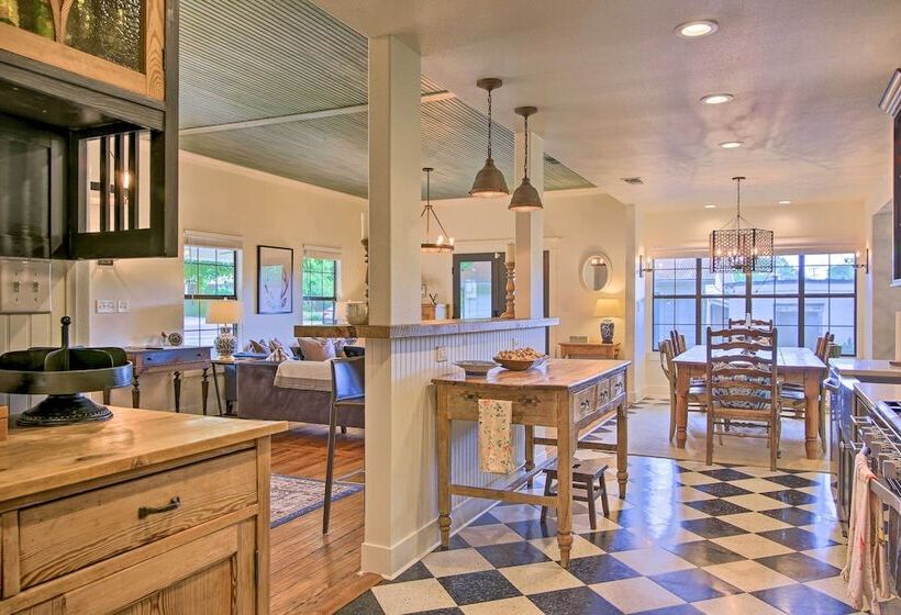 Beautiful Hill Country Cottage   Walk To Downtown!
