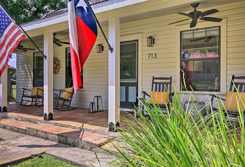 Beautiful Hill Country Cottage   Walk To Downtown!