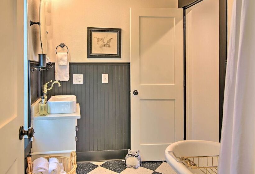 Beautiful Hill Country Cottage   Walk To Downtown!