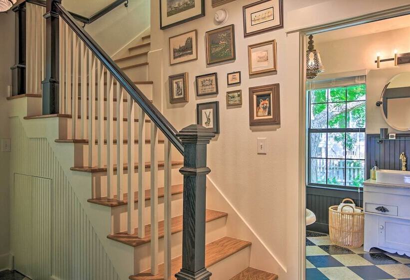 Beautiful Hill Country Cottage   Walk To Downtown!