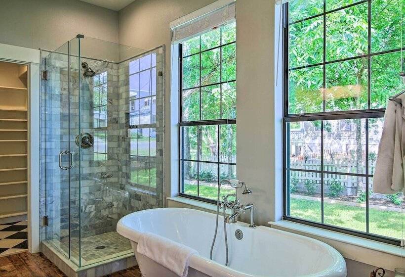 Beautiful Hill Country Cottage   Walk To Downtown!