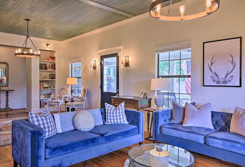 Beautiful Hill Country Cottage   Walk To Downtown!