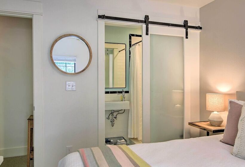 Beautiful Hill Country Cottage   Walk To Downtown!