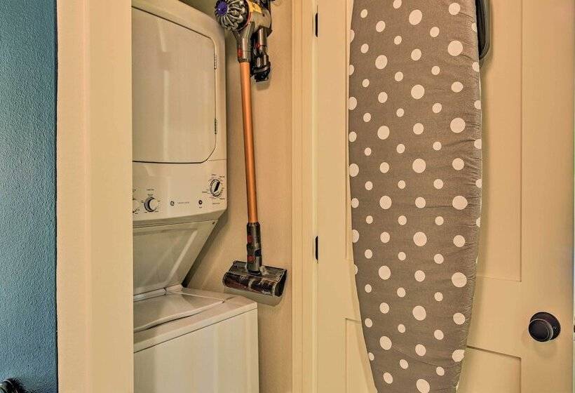 Beautiful Hill Country Cottage   Walk To Downtown!