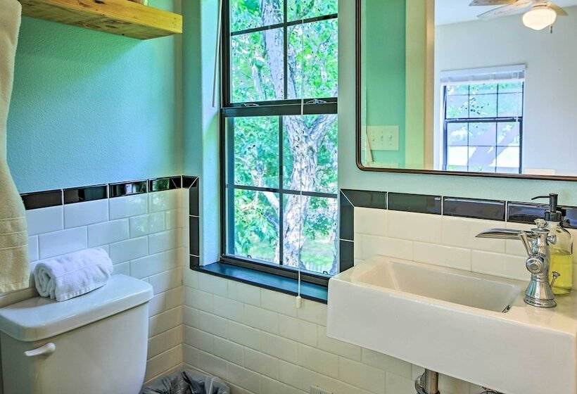 Beautiful Hill Country Cottage   Walk To Downtown!