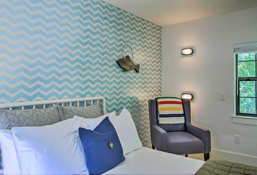 Beautiful Hill Country Cottage   Walk To Downtown!