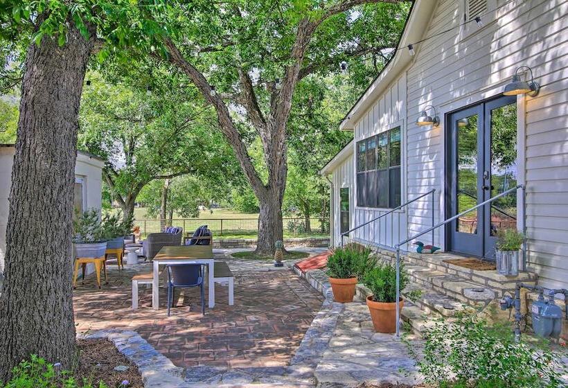 Beautiful Hill Country Cottage   Walk To Downtown!