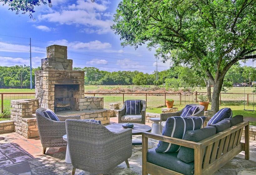 Beautiful Hill Country Cottage   Walk To Downtown!