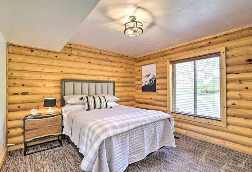 Beautiful Oakley Cabin W/ Private Hot Tub & Views!