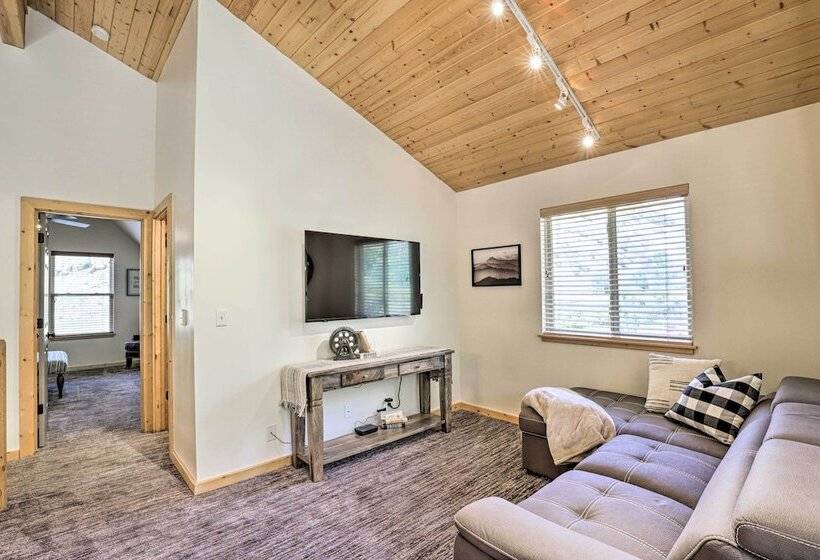 Beautiful Oakley Cabin W/ Private Hot Tub & Views!