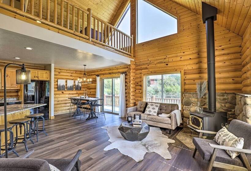 Beautiful Oakley Cabin W/ Private Hot Tub & Views!