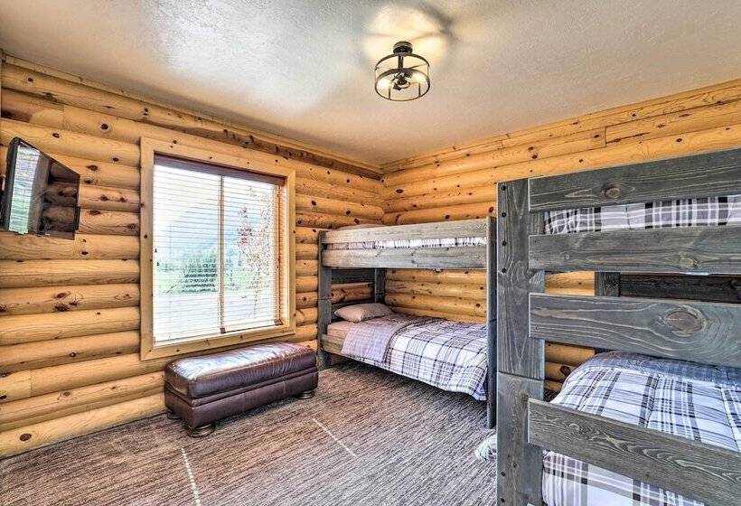 Beautiful Oakley Cabin W/ Private Hot Tub & Views!