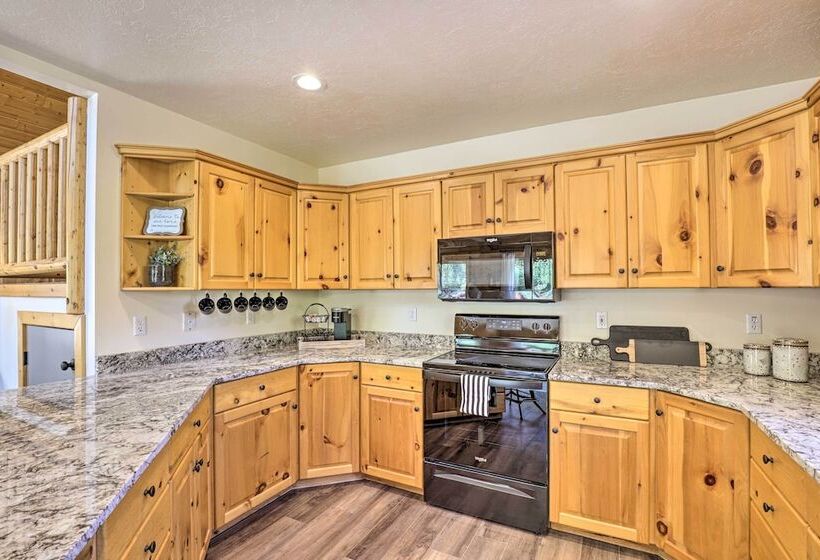 Beautiful Oakley Cabin W/ Private Hot Tub & Views!