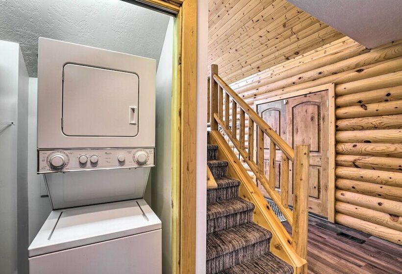 Beautiful Oakley Cabin W/ Private Hot Tub & Views!