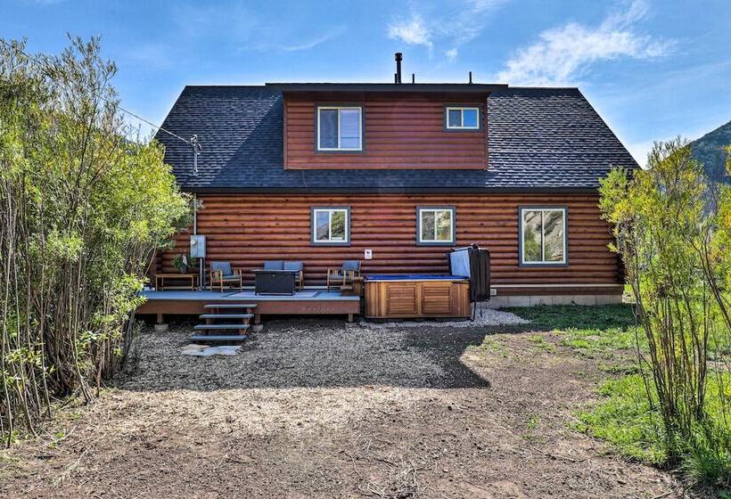 Beautiful Oakley Cabin W/ Private Hot Tub & Views!