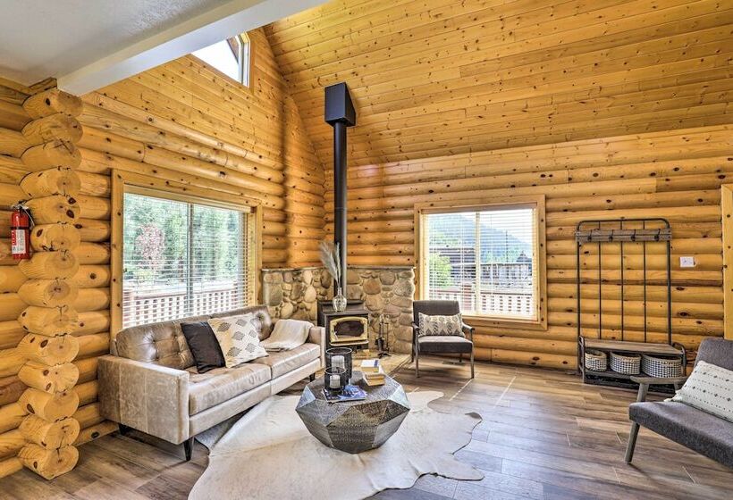 Beautiful Oakley Cabin W/ Private Hot Tub & Views!