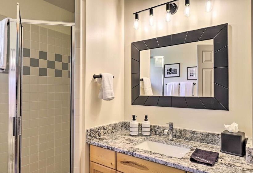 Beautiful Oakley Cabin W/ Private Hot Tub & Views!