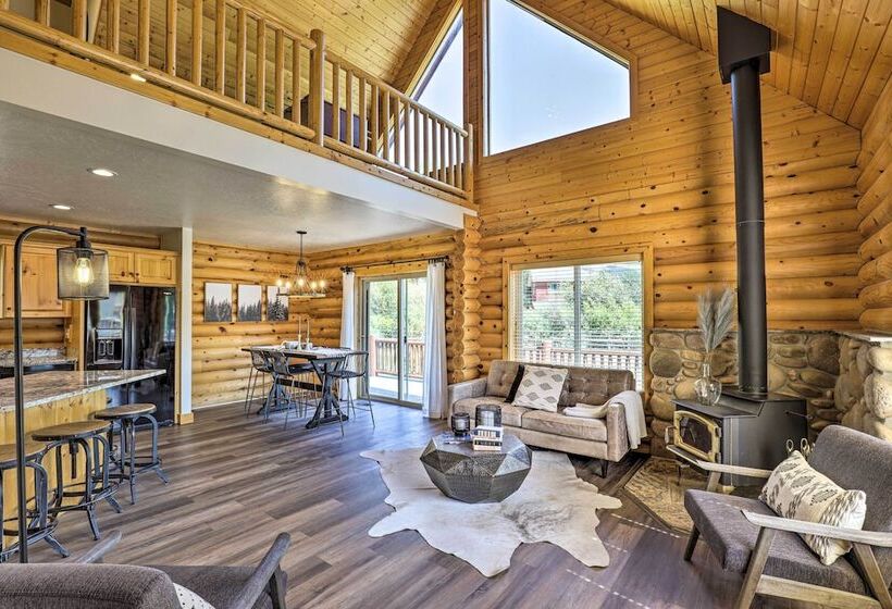 Beautiful Oakley Cabin W/ Private Hot Tub & Views!