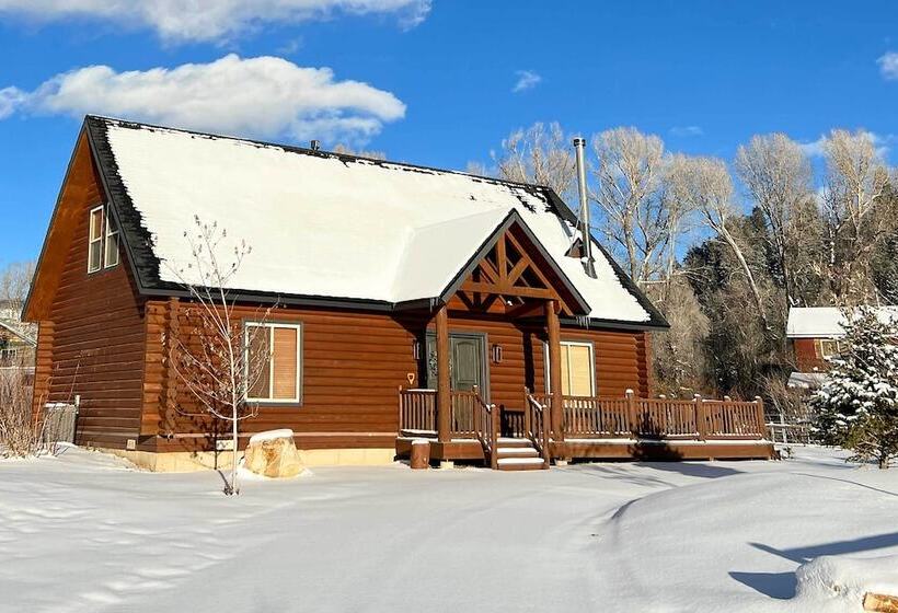 Beautiful Oakley Cabin W/ Private Hot Tub & Views!