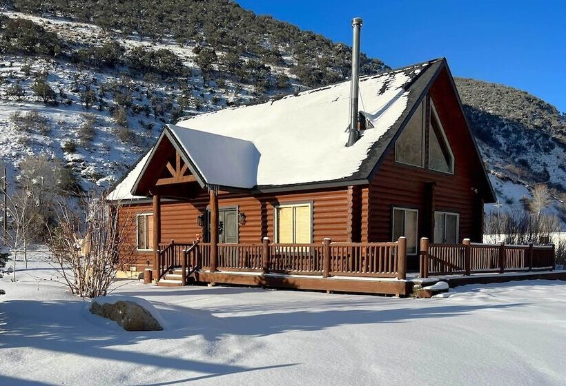 Beautiful Oakley Cabin W/ Private Hot Tub & Views!