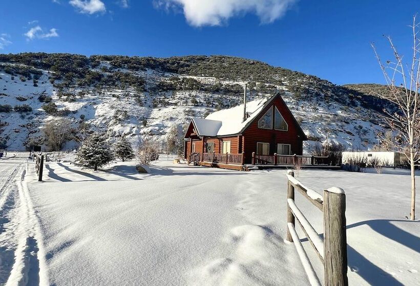 Beautiful Oakley Cabin W/ Private Hot Tub & Views!
