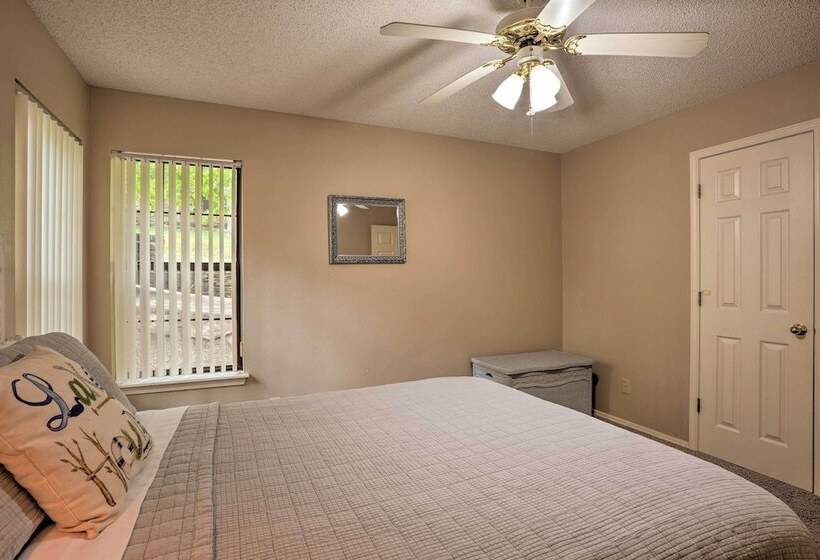 Beaver Lake Retreat W/ Deck & Private Hot Tub