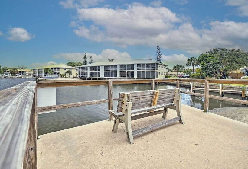 Boat Lovers Paradise: Walk To Private Beach!