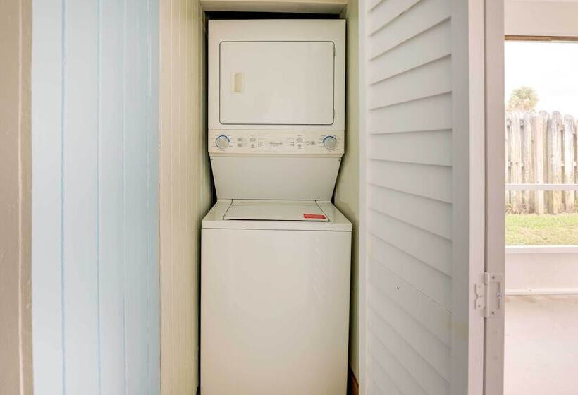 Boat Lovers Paradise: Walk To Private Beach!