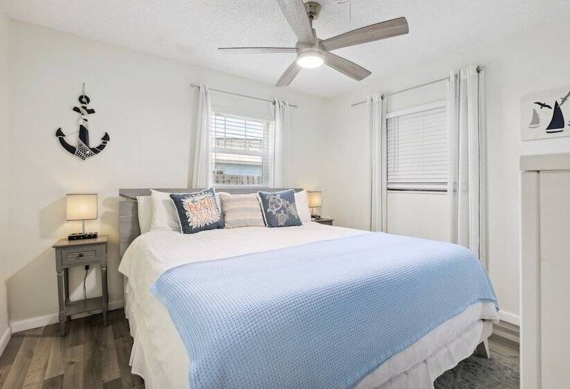 Boat Lovers Paradise: Walk To Private Beach!