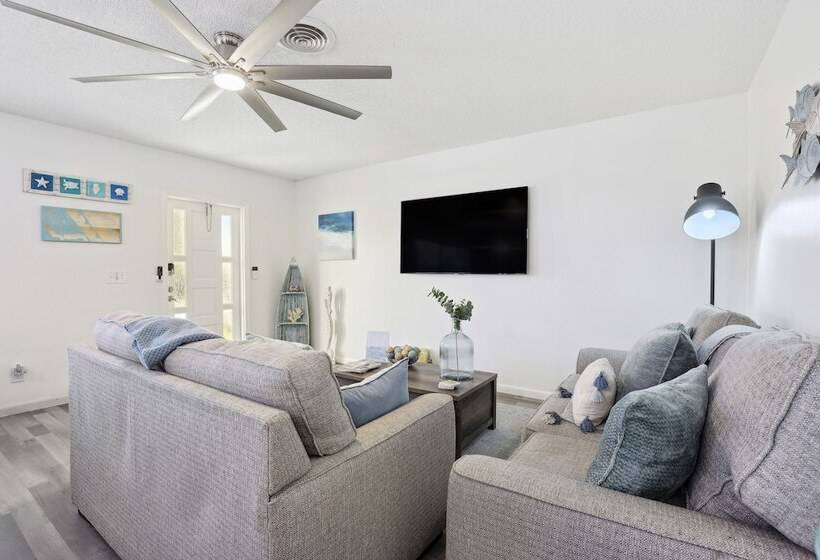 Boat Lovers Paradise: Walk To Private Beach!