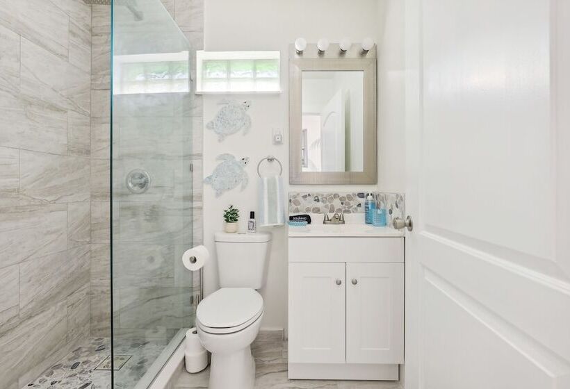 Boat Lovers Paradise: Walk To Private Beach!