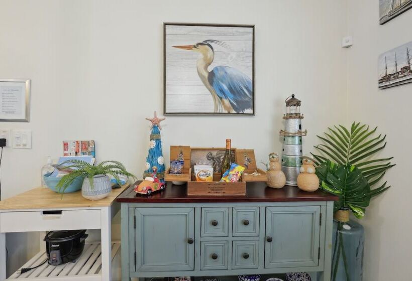 Boat Lovers Paradise: Walk To Private Beach!