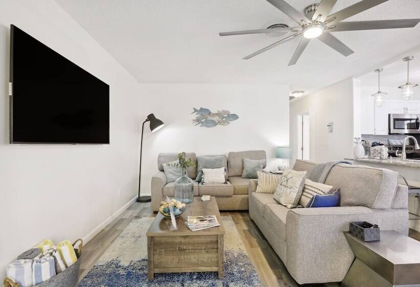 Boat Lovers Paradise: Walk To Private Beach!