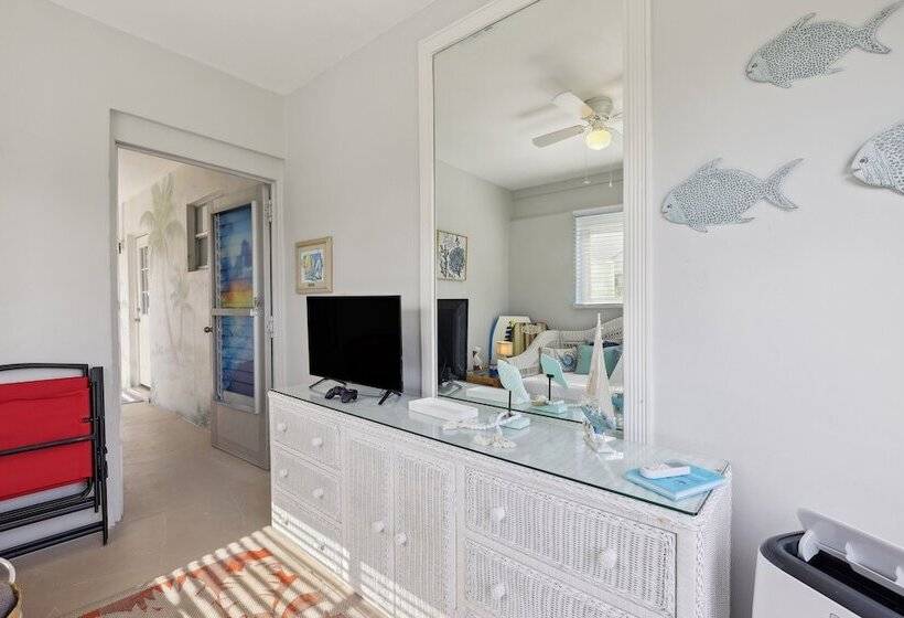 Boat Lovers Paradise: Walk To Private Beach!