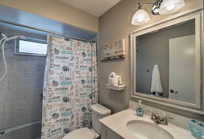 Breezy Sarasota Home W/ Private Pool Near Beach!