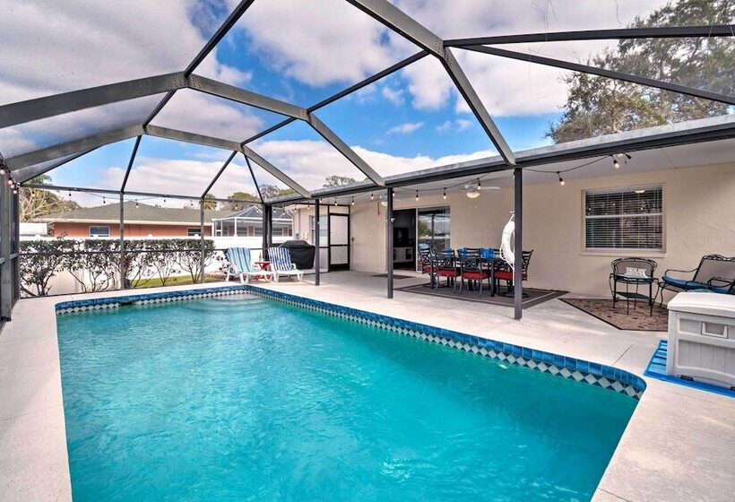 Breezy Sarasota Home W/ Private Pool Near Beach!