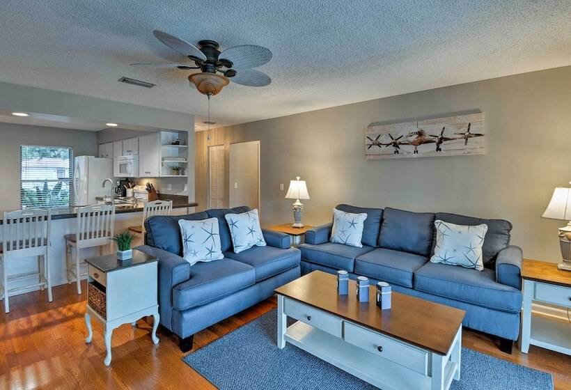 Breezy Sarasota Home W/ Private Pool Near Beach!