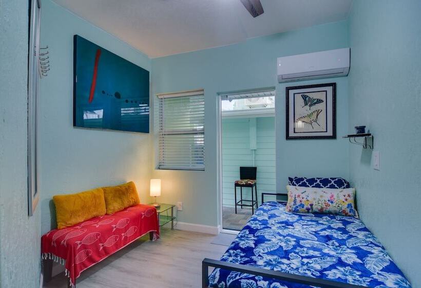 Breezy White Sands House Steps To Gulf Shore!