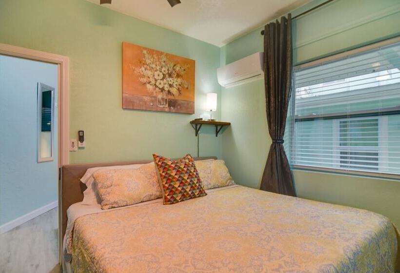 Breezy White Sands House Steps To Gulf Shore!