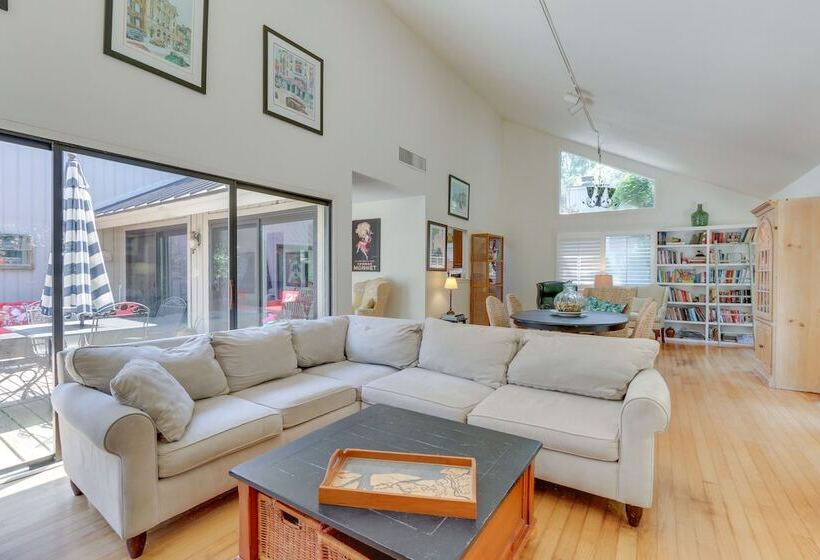 2 Mi To Beach: Hilton Head Home W/ Furnished Deck