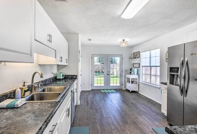 Bright Pensacola Home W/ Yard ~ 6 Mi To Beach