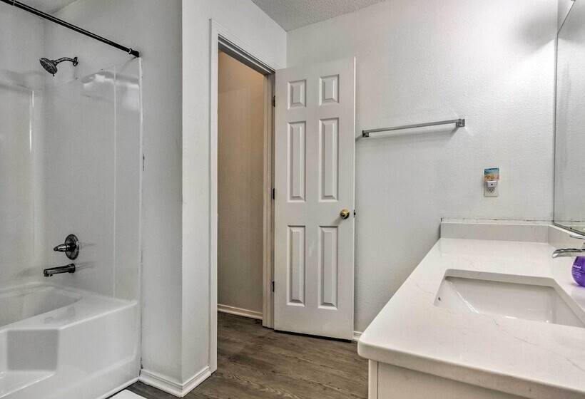 Bright Pensacola Home W/ Yard ~ 6 Mi To Beach