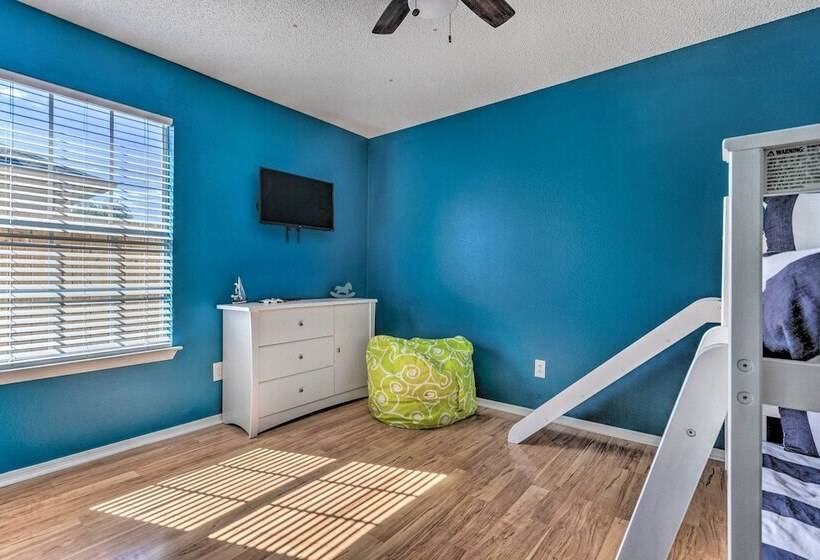 Bright Pensacola Home W/ Yard ~ 6 Mi To Beach