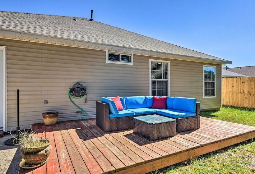 Bright Pensacola Home W/ Yard ~ 6 Mi To Beach